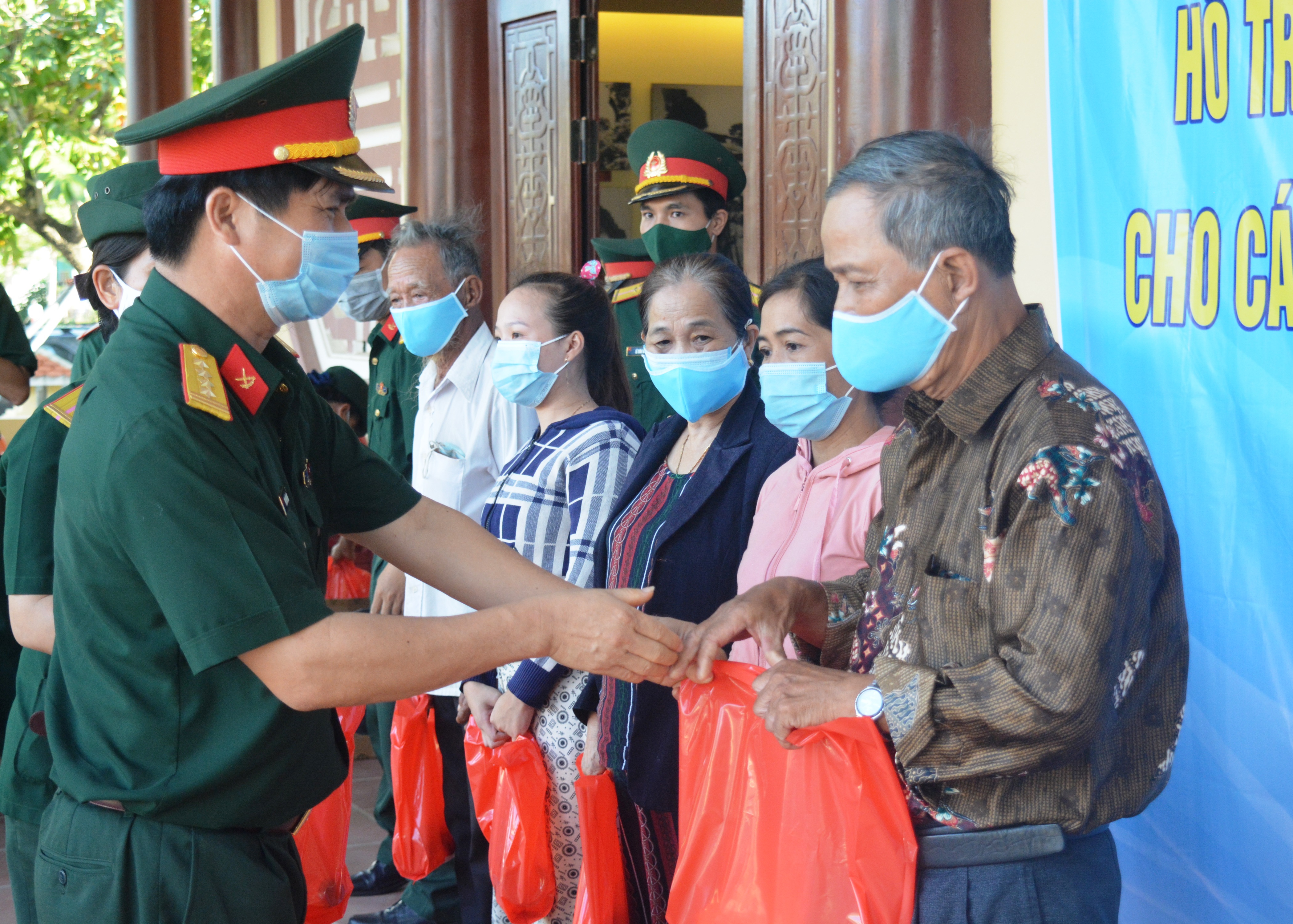 Lữ đoàn 683 trao quà tặng các gia đình cách mạng bị ảnh hưởng bởi dịch Covid-19 và bão số 5